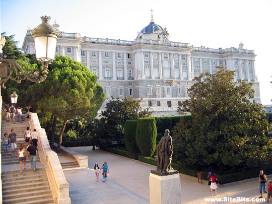 Jardines de Sabatini: View of Palacio Real